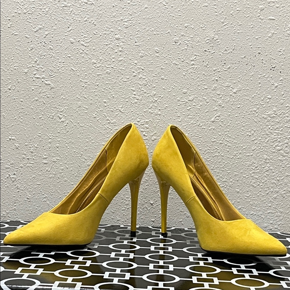 HOT TOMATO CAYENNE Canary Yellow Suede Stiletto Heels Size 7.5W EUC